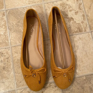 NWT Mustard Yellow Flats size 10